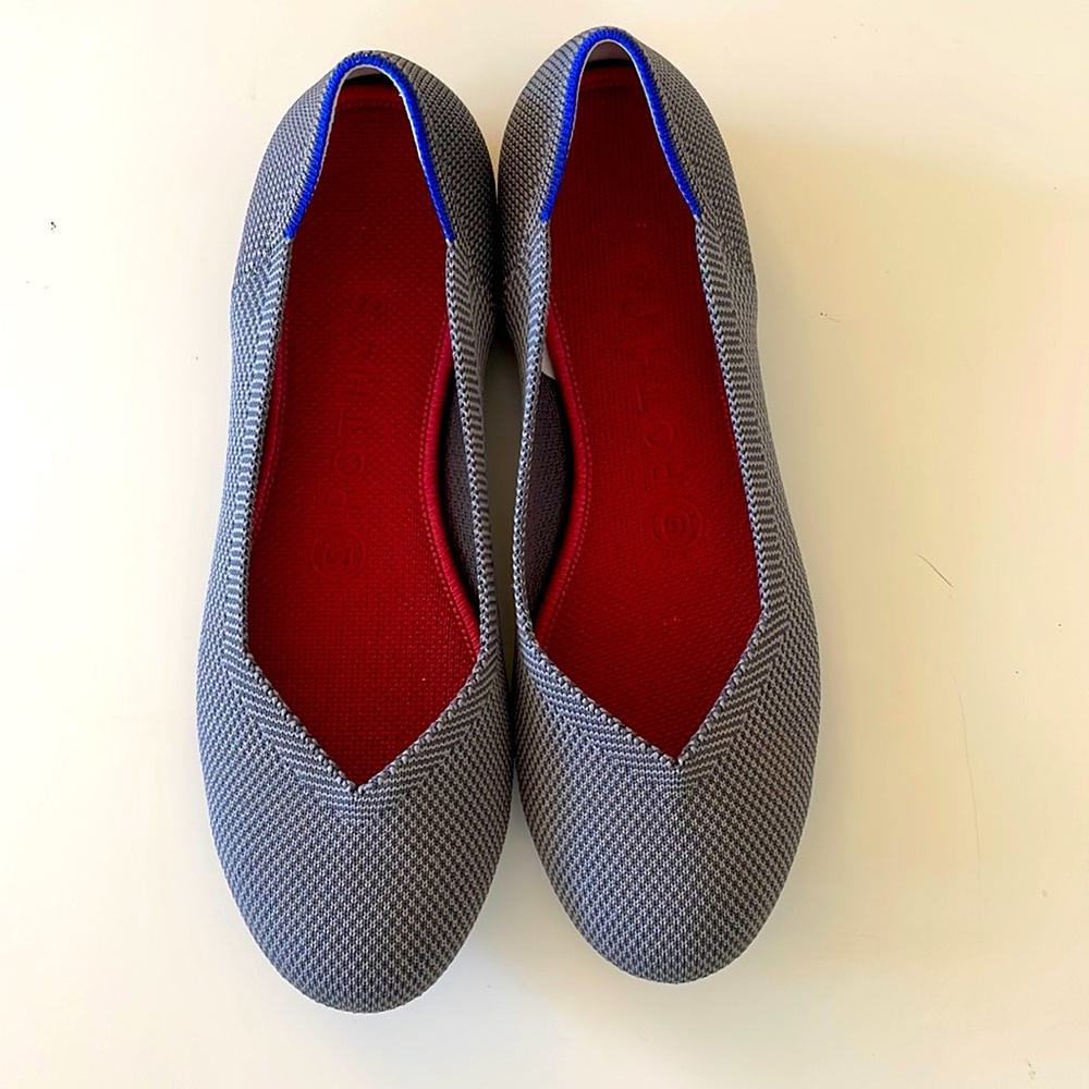 Mint Condition Grey Rothy’s Rounded Toe w/Blue trim